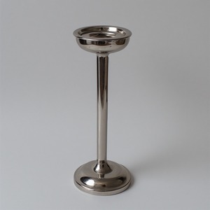 Bougeoir de Noël en aluminium poli conçu avec un appel festif élégant offrant un style moderne pour la décoration de vacances - Product Image 6