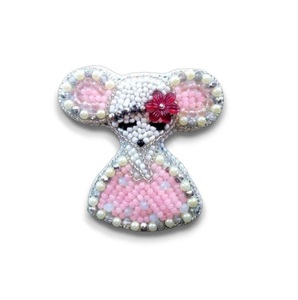 Broche fille souris perlée cadeau d'anniversaire à la mode pour les filles broche souris timide - Product Image 1