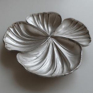 Serveur de fruits rond de luxe en aluminium et verre fabriqué à la main avec plats interconnectés en finition dorée Home Decor Dining Servant - Product Image 1