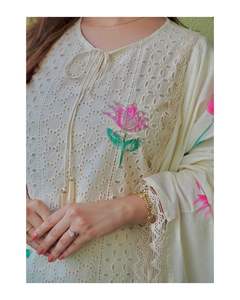 Dernières coupes et pompons en coton Chikankari détaillant de beaux motifs peints à la main et un pantalon Kurti brodé de paillettes avec Dupatta - Product Image 5