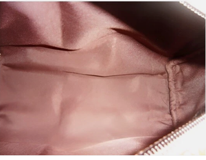 Bolsa de cosméticos de cuero de vaca blanca y negra elegante y duradera con cierre de cremallera Estampado de patrón geométrico - Product Image 2