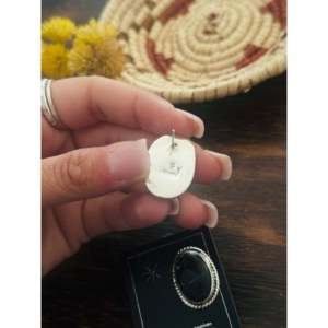 Boucles d'oreilles clous Navajo en argent sterling et buffle blanc, motif géométrique avec incrustation d'onyx, sertissage clos, faites à la main - Product Image 5