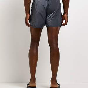 Short de bain irisé gris, coupe classique, 100% Nylon Polyamide, poches latérales, taille élastique - Product Image 3