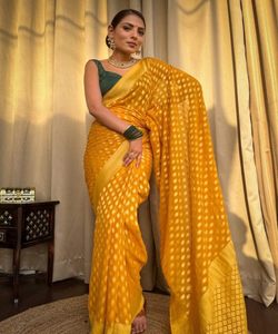 SAREE DE TRAVAIL EN JACQUARD DE SOIE LICHI JAUNE RICHE AVEC BLOUSESEASONNABLE VETEMENT ETHNIQUE À PRIX DE VENTE ENTIER - Product Image 1