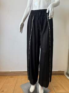 Pantalon palazzo noir élégant, confort, style et polyvalence. Conçu en tissu doux et respirant, coupe flexible pour un confort tout au long de la journée. - Product Image 5