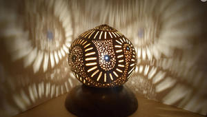 Lámpara de cáscara de coco estampada hecha a mano, iluminación natural ecológica, regalo artesanal, portavelas de cáscara de coco - Product Image 2