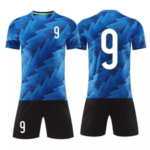 ชุดเสื้อฟุตบอลและกางเกงขาสั้นผู้ชายแบบกำหนดเอง สีขาวน้ำเงิน ลายเรขาคณิต เบอร์ 9 พิมพ์ลายแบบ Sublimation ผ้าโพลีเอสเตอร์ 100% ระบายเหงื่อได้ดี - Product Image 6