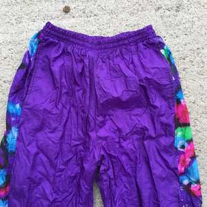 Vente en gros de vêtements de ville décontractés amples personnalisés Pantalon de jogging baggy à taille élastique et jambe large en nylon brodé pour hommes - Product Image 3