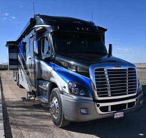 Ordenado 2026 F r e i g h t LI N E R M2 + 106 Sport-chasis LH5 Luxury Crew Cab H a u l e r - Product Image 5