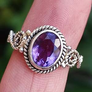 Anillo de Plata de Ley 925 con Amatista Natural, Corte Ovalado, Engaste en Bisel, Hecho a Mano para Mujer, Tallas 4 a 13 US, Uso Diario - Product Image 1