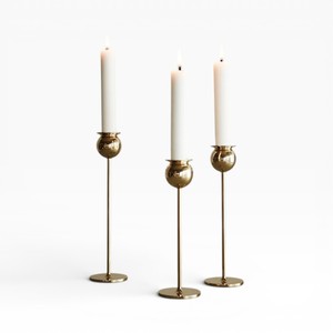 Ensemble de bougeoirs modernes en métal doré fin avec un profil minimal pour une décoration de table raffinée Unique - Product Image 6