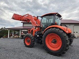 Tractor Kubota M7-132 DELUXE 4x4 con cabina y cargador Kubota LM2605 autonivelante con cucharón de acoplamiento rápido global. - Product Image 6
