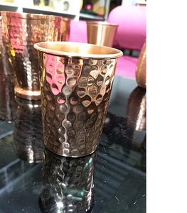 Vaso de agua metálico con pulido hecho a mano y tamaño mediano y color natural para uso doméstico y de bar - Product Image 2