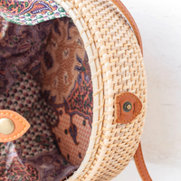 Tas Bahu Bulat Rotan Anyaman Tangan dengan Tali Kulit yang Dapat Disesuaikan dan Penutup Kancing untuk Gaya Pantai Musim Panas & Vintage