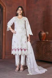 Ensemble Kurti et pantalon blanc brodé élégant avec dupatta doux pour les occasions traditionnelles - Product Image 2