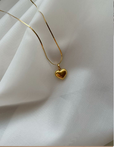 Une belle chaîne de charme coeur pandent, donnant un look simple, collier plaqué or disponible au prix de gros. - Product Image 1