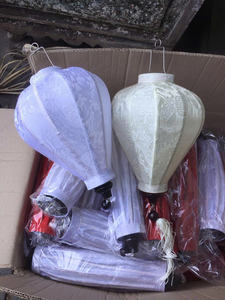 Lanterne en soie traditionnelle avec cadre en bambou pour les festivals, les mariages et la décoration de rue - Product Image 3