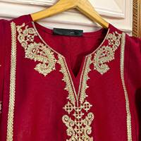 Robe Anarkali indienne longue STITCHED KN SABZAZAR en soie Banarasi et tissu modal de rayonne, édition longue, prix 1799/-.