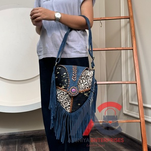 Sac à bandoulière en cuir de fourrure de daim pour femmes élégantes nouvelle vente chaude sac à bandoulière en forme de baril gland Snap à la mode cacher les cheveux - Product Image 1