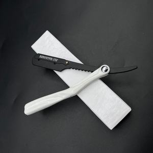 Rasoir droit en acier durable avec logo gravé personnalisé Rasoir de barbier noir et blanc avec manche en plastique pour le rasage du visage - Product Image 1