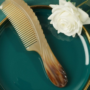 Peigne en corne haut de gamme pour une durabilité longue durée, une prise confortable, un glissement fluide et une meilleure santé générale des cheveux - Product Image 1
