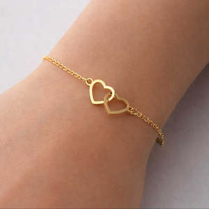 สร้อยข้อมือฮอลล์มาร์ค ไฟน์ ชาร์ม เงินแท้ รูปหัวใจคู่รัก ชุบทอง - Product Image 1