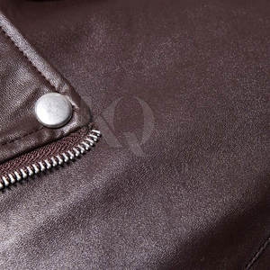 Blouson en cuir d'hiver pour homme, style motard classique, coupe ajustée, réversible, respirant, avec logo frontal et fermeture éclair, mode décontractée urbaine - Product Image 4