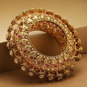 Belleza atemporal de alta calidad elaborada a la perfección Eleva tu elegancia con nuestros exquisitos brazaletes de oro y Polki - Product Image 3