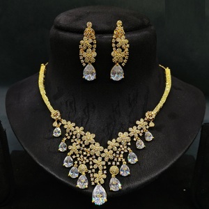 Conjunto de collar y pendientes de diamantes americanos de primera calidad, joyería ligera y glamorosa para uso nupcial y ocasiones festivas - Product Image 1