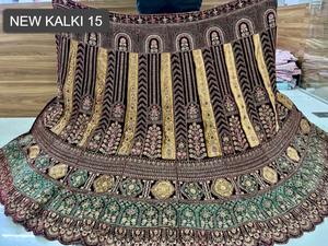 Lehenga de terciopelo glorioso con trabajo pesado de Jarkan, estilo de pasta de corte Rajwadi, lata doble de Choli largo y borde de cuatro lados Dupatta - Product Image 2