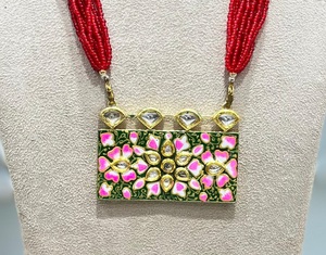 Élégant ensemble de bijoux de mariage en laiton classique perle détaillant avec motif de fleurs Kundan pour collier boucles d'oreilles à la mode élégant - Product Image 2