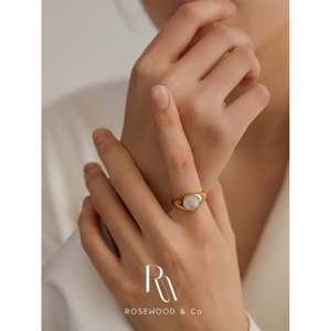 Anillo de sello de nácar que no se deslustra, impermeable, chapado en oro de 18K, con incrustaciones de perlas naturales, diseño llamativo y robusto. - Product Image 4