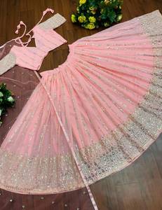 Magnifique Lehenga Choli rose avec dupatta, prêt-à-porter, de créateur indien, pour les fêtes, avec broderies et sequins. - Product Image 4
