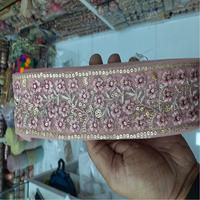 Fleurs brodées sur mesure en couleur dans des motifs ethniques à des fins diverses en 1 pouce de largeur sur tissu de base vert