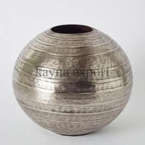 Vase à fleurs en métal avec dessus de table décoratif en laiton, design martelé élégant de luxe, aluminium et fer pour les mariages - Product Image 2