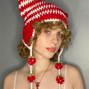 Gorros de Ganchillo Hechos a Mano, Diseños de Fresa y Limón Rojo/Negro y Blanco, Cálidos y Elegantes, Venta al Por Mayor Disponible - Product Image 4