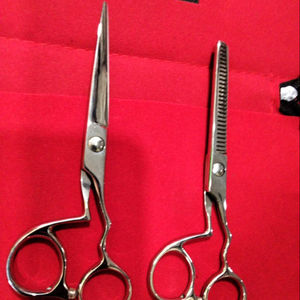 Tijeras profesionales de peluquero y adelgazamiento, juego de tijeras de corte de pelo de peluquero con etiqueta personalizada privada de acero inoxidable de alta calidad - Product Image 1