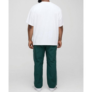 Pantalon en nylon de grande taille avec passepoil pour hommes, léger, à séchage rapide, pour la gym, le fitness et le streetwear, avec logo personnalisé - Product Image 2