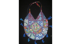 Pochette en coton tribal Banjara de grande capacité avec broderie multicolore et fermeture à glissière pour vêtements ethniques ou de fête - Product Image 2