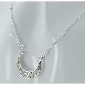 Collar con Colgante de Luna Plateado Hecho a Mano, Diseño Filigranado, Joyería Minimalista con Perla, Regalo de Amor para San Valentín - Product Image 3