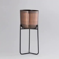 Pot de fleurs élégant en fer doré avec fleurs artificielles, design classique, finition thermolaquée, durable pour la décoration de la maison et du jardin