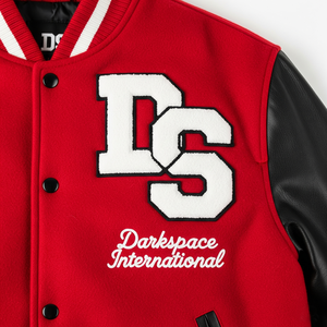 Veste universitaire personnalisable broderie chenille nouveau design manches en cuir bouton métallique en plastique chaud OEM saison d'hiver à l'avant - Product Image 4