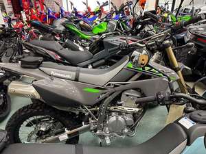 MEJOR PRECIO PARA LA KLX 300SM 2025, Motocicleta Supermoto Nueva, Lista para Enviar a Todo el Mundo - Product Image 1