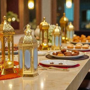 Farol Marroquí de Metal Dorado de Lujo con Paneles Esmerilados, Brillo Cálido Ambiental, Decoración Elegante para Ramadán, Regalo Festivo Ideal - Product Image 5