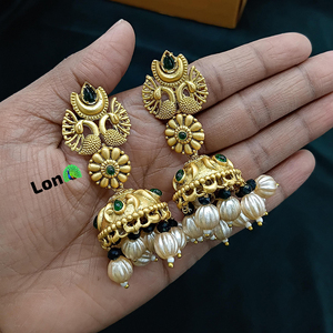 Pendientes Jhumki tradicionales con acabado dorado con piedras y perlas Kundan Accesorio perfecto para trajes indios - Product Image 2