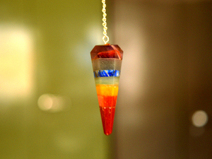 Natural Seven Chakra Bonded Gemstone Point Varita Péndulo Cono facetado Curación Crystal Dowsing Rare Handcrafted Crystal Péndulo - Product Image 2