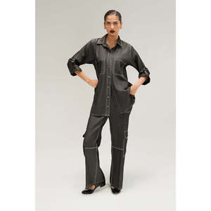 เสื้อเชิ้ตเดนิมสีดำสำหรับผู้หญิง ติดกระดุม มีกระเป๋าเสื้อ ดีไซน์หรูหรา - Product Image 3