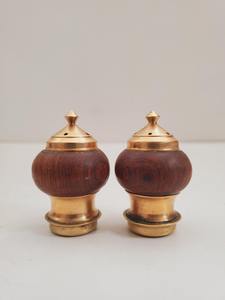 Ensemble de poivre de sel en laiton classique avec une finition lisse et une forme minimaliste idéal pour les cadeaux aux amateurs de cuisine et aux cuisiniers à domicile - Product Image 4