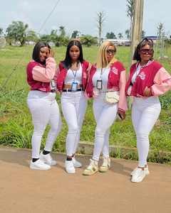 Veste de baseball pour femme, style récolte 2026, design personnalisé, broderies d'hiver, patchs, veste universitaire pour femme - Product Image 1