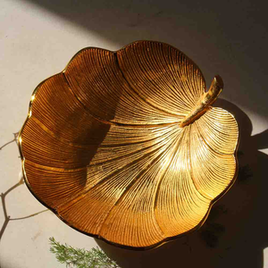 Plateau décoratif en forme de feuille, plat de centre de table de luxe fabriqué à la main pour les mariages, pendaison de crémaillère et plateaux de décoration de salle à manger modernes et élégants - Product Image 1